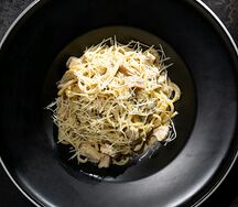 Паста с белыми грибами, индейкой и трюфелем