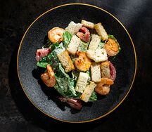 Салат Цезарь с тигровыми креветками