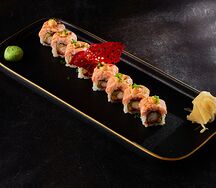 Ролл с лососем татаки и креветками темпура