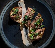 Брускетта с ростбифом и каперсами