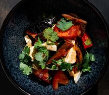 Салат с хрустящим баклажаном и томатами