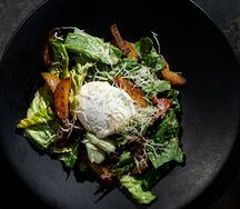 Салат с говядиной, трюфельной заправкой и яйцом пашот