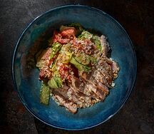 Салат с индейкой и печёным перцем