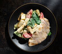 Салат Цезарь с грудкой цыпленка