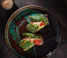 Спринг-ролл с креветкой и ореховым соусом