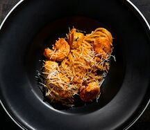 Паста с креветками, базиликом и сыром бри