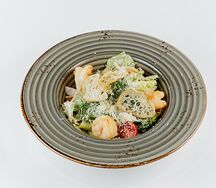 Салат Цезарь с креветками