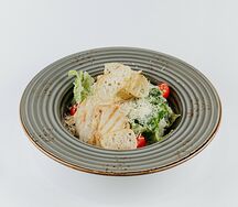 Салат Цезарь с курицей