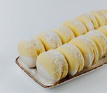 Макаронс Пармезан, ананас и кокос