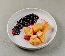 Хрустящий сыр с соусом из лесных ягод