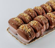 Макаронс Кофе и арахисовое пралине