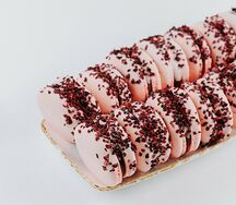 Макаронс Малина, миндаль и тёмный шоколад