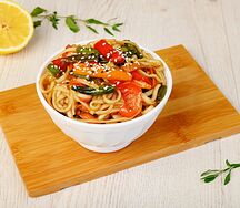 Wok с овощами и соусом