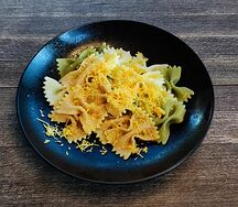 Цветные макароны с сыром