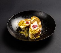 Фисташковый рулет со сливочным сыром и малиновым соусом