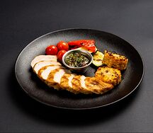 Куриная грудка на гриле с печеными овощами