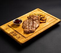 Отбивная из свинины с домашним картофелем и соусом