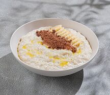Овсяная каша с соленой карамелью, шоколадом и бананом