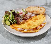 Омлет с копченой индейкой 