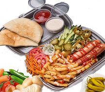 Хот дог на тарелке