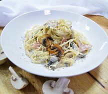 Паста с ветчиной и грибами