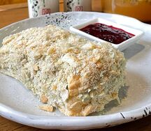 Наполеон с ананасом и клубничным соусом