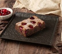 Шоколадный брауни с вишней