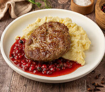 Котлета из говядины и свинины с картофельным пюре и брусничным мармеладом