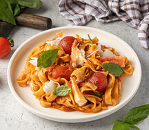 Феттучини с крабом и томатами