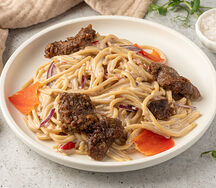 Обжаренная говяжья вырезка со спагетти в сливочно-соевом соусе