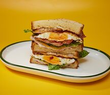 Клаб-сэндвич с пастрами из индейки