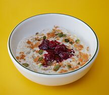 Каша овсяная с бананом, яблоком и вишней
