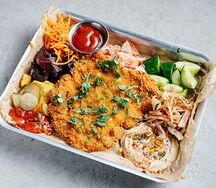 Шницель куриный с овощами и хумусом