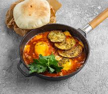 Шакшука с баклажаном и моцареллой