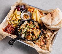 Шаверма куриная на тарелке с йогуртово-чесночным соусом