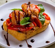 Брускетта с курицей