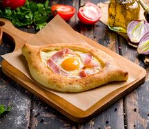 Хачапури по-аджарски с беконом