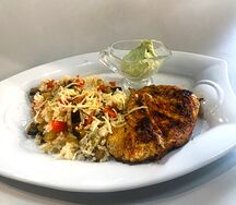 Куриная грудка на гриле с рисом и овощами 