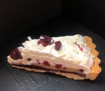 Торт Брусника в белом шоколаде