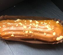 Эклер карамельный