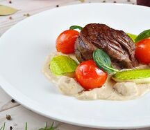 Стейк из телятины с карамелизированными томатами и грибным соусом
