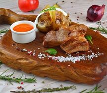 Свинина на гриле с печеным картофелем