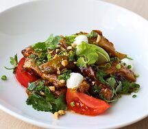 Салат с карамелизированным баклажаном, томатами и творожным сыром