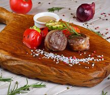 Медальоны из телятины с овощами