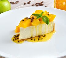 Чизкейк с манго и соусом маракуйя