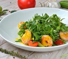 Салат с креветками и рукколой