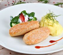 Куриные котлетки с овощным миксом и картофельным пюре