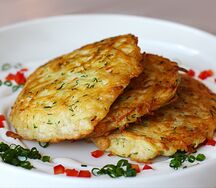 Картофельные драники со сметаной