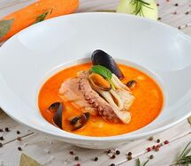 Сливочный суп с морепродуктами и томатами