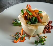 Тушеные овощи в горшочке из рисового теста